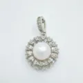 Dettaglio del pendente in perla con pietre di zircone scintillanti ed elegante montatura. - solo ciondolo / Perla in Acrilico da 9mm / Argento