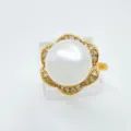 Eleganter Damen Ring aus Kupfer 18k vergoldet mit Perle und Blumen Kristall Design Modeschmuck - Spitze Ring Gold Acrylperle