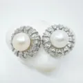 Dettaglio ravvicinato di orecchini di perle vintage con zirconi taglio baguette brillanti. - Orecchini a lobo / Perla in Acrilico da 9mm / Argento