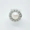 Dettaglio dell'anello di perle con alone di cristallo e raffinato design in stile francese. - Anello / Perla in Acrilico da 9mm / Argento