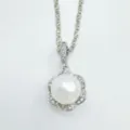Silberne Perlen Anhänger Halskette mit Blumenkristall Design, elegante Schmuck Variante. - Spitze Anhänger Ohne Kette Silber Acrylperle