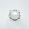 Eleganter Perlenring mit Blumenform und funkelnden Zirkonia Steinen in silbernem Design. - Spitze Ring Silber Acrylperle