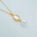 Elegante vergoldete Halskette im Detail mit ovalem Perlmutt und weißem Perlenanhänger. - Weißer Perlmutt Naturperle Anhänger / Nur Anhänger (Ohne Kette) / Weiß