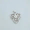 Exquisites französisches Blumen-Perlen-Anhänger-Detail, elegantes Vintage-Silberschmuck-Accessoire. - Nur Anhänger / Natürlicher Perlenstil / Silber