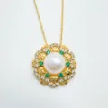 Exquisito collar con colgante de perla dorada con piedras verdes y brillantes detalle. - Colgante Solo (Sin Cadena) Perla de Agua Dulce Dorada