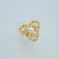 Exklusiver goldener Blumen Perle Ring Vintage Luxus Schmuck elegante Detailansicht - Ring / Acrylperle Stil / Gold