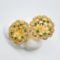 Primer plano detallado de exquisitos pendientes florales dorados con piedras brillantes y verdes. - Pendientes-Dorado (Montura Vacía)