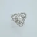 Eleganter silberner filigraner Blumenring mit Perle und funkelnden Kristallakzenten. - Ring / Acrylperle Stil / Silber