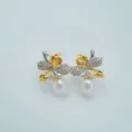 Exquisites Perlenohrring-Detail mit Blättern, elegantes Gold- und Silberton-Schmuckstück. - Ahornblatt-Ohrstecker (Naturperle)