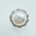 Elegante Blumen-Anhängerfassung mit funkelndem Zirkonia und weißer Perle in der Mitte. - Ring Nur (Mit Acrylperle) / 9mm / Silber