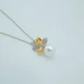 Perlen Blatt Anhänger Halskette Detailansicht, glitzernde Zirkoniasteine und feine Silberkette. - Ahornblatt-Anhänger Ohne Kette (Künstliche Perle 10mm) / 1 Stück