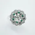 Squisito anello floreale argentato con pietre verdi vibranti e zirconi brillanti. - Anello-Argento (Montatura Vuota)