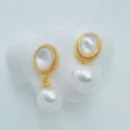 Boucles d'oreilles vintage en plaqué or avec nacre naturelle et pendentifs perles. - Boucles d'Oreilles Nacre Blanche Perle Acrylique / Blanc