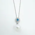 Elegante collar con colgante de zafiro azul y perla vintage con detalles de cristal brillante. - Solo Colgante (Sin Cadena) / Decoración de perlas artificiales / Plateado