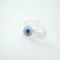 Elegante anillo abierto con racimo de cristal azul y una gran perla blanca de moda. - Anillo / Decoración de perlas artificiales / Plateado