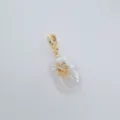 Nahaufnahme des Barock Süßwasserperlen Anhängers mit abnehmbarem 18K Goldverschluss und Blume. - Zauberstab (Anhänger Ohne Kette)