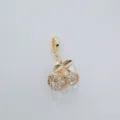 Detailansicht eines vergoldeten Barock-Süßwasserperlen-Kirsch-Anhängers mit glänzenden Zirkonia. - Voll Strass Kirsche (Anhänger Ohne Kette)