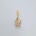 Barock Süßwasserperle Anhänger mit goldenem Bügel und Zirkon Schmetterling Motiv. - Schmetterling 1 (Naturperle)