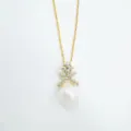 Nahaufnahme der eleganten vergoldeten Perlenkette mit glitzerndem Zirkon Anhänger. - Anhänger Ohne Kette (Naturperle) / Gold