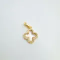 Vista di dettaglio di un ciondolo a trifoglio dorato con madreperla e zirconi brillanti. - Quadrifoglio Conchiglia Bianca (Solo Ciondolo)