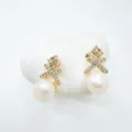 Elegante vergoldete Perlen Ohrringe mit glitzerndem Kristallkreuz Design, schicker Schmuck. - Ohrstecker (Naturperle) / Gold