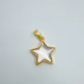 Ciondolo a forma di stella dorata con inserto in madreperla naturale e gancio fine. - Stella Conchiglia Bianca (Solo Ciondolo)