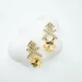 Nahaufnahme der exquisiten vergoldeten Zirkonia Blumen Ohrringe und Anhänger Detailansicht. - Ohrringe (Leere Fassung) / Gold