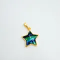 Primo piano dettagliato di un bellissimo ciondolo a stella con madreperla blu-verde. - Stella Conchiglia di Abalone (Solo Ciondolo)