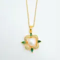 Nahaufnahme einer luxuriösen goldenen Halskette mit Perle und grünen Edelsteinakzenten. - Nur Anhänger (Ohne Kette) / Naturperle / Gold