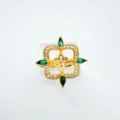 Eleganter goldener geometrischer Ring mit grünen Steinen und funkelnden Zirkonia-Kristallen. - Ring / Leere Fassung / Gold