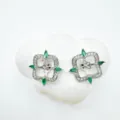 Silberne geometrische Ohrringe mit funkelnden weißen Zirkonen und grünen Markisesteinen. - Ohrstecker / Leere Fassung / Silber