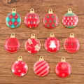 Vue détaillée de pendentifs de Noël en alliage émaillé avec divers motifs festifs ronds. - Rouge Aléatoire / Lot de 10