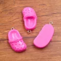 Süße rosa Miniatur Clog Schuh Harz Anhänger mit Metallschlaufen zum Basteln von Schmuck. - 1 Stück / Fuchsia