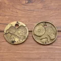 Antike Bronze DIY Legierungsanhänger, Vintage Steampunk Zahnrad und Bär Schmuck Charms. - Nr. 8 Wecker Stil / 1 Stück (38x38mm) / Antike Bronze