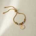 Primer plano de pulsera dorada ajustable con colgante de luna estrella y cristales brillantes. - Oro Luna y Estrella
