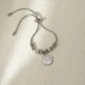 Vista detallada de la pulsera ajustable de acero inoxidable plateado con colgante de luna y estrella. - Plata Luna y Estrella