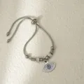 Vista de detalle de la pulsera ajustable con colgante de ojo turco y brillantes cristales. - Mal de Ojo Plata