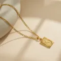 Collar con colgante cuadrado de letra K de acero inoxidable dorado para hombre - Letra-K / Dorado