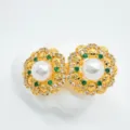 Orecchini a perla dorati con zirconi brillanti e pietre verdi eleganti per donna moderna. - Orecchini a Bottone Perla Artificiale Oro