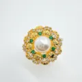 Splendido anello floreale vintage con perla centrale, pietre verdi e diamanti scintillanti. - Oro (Perla Acrilica)