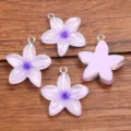 Helllila Harz Fünfblütenblatt Blume Anhänger DIY Schmuck Zubehör 23x25mm Charm Stück - 1 Stück / Lila