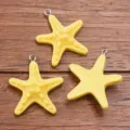 Ciondoli in resina a stella marina gialla charm oceano fai da te per gioielli e custodie. - 1 Pezzo/Confezione / Giallo