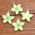 Grüne Harz Blüten Anhänger 23x25mm DIY Schmuck Zubehör Set für Halskette und Armband. - 1 Stück / Grün