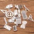 DIY alliage metal breloques apprentissage papeterie miniature pendentif gros plan details - Papeterie Mixte Aléatoire