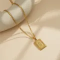 Collar de acero inoxidable dorado con un colgante cuadrado con la letra inicial S. - Letra-S / Dorado