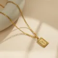 Collar con colgante de inicial Y de acero inoxidable dorado para hombre cadena Figaro - Letra-Y / Dorado