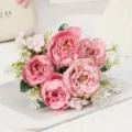 Dettaglio di bouquet di peonie artificiali rosa, fiori in seta per decorazione. - Rosa