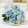 Gedetailleerd uitzicht op kunstmatige rozenboeket, perfect voor huisdecoratie en huwelijksdecoratie. - Blauw