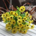 Dettaglio ravvicinato di bouquet di fiori artificiali gialli per decorazione interni - Giallo