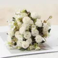 Detailaufnahme eines weißen Kunstblumenstraußes, ideal für die Inneneinrichtung. - Weiß